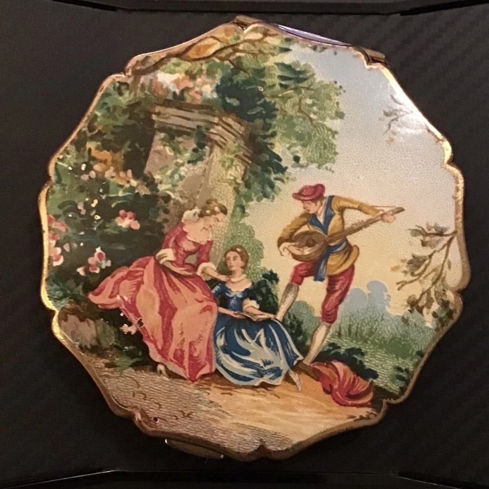 RARE STRATTON ENGLAND POWDER COMPACT ENAMEL LID “THE MUSIC LESSON” 1950’S